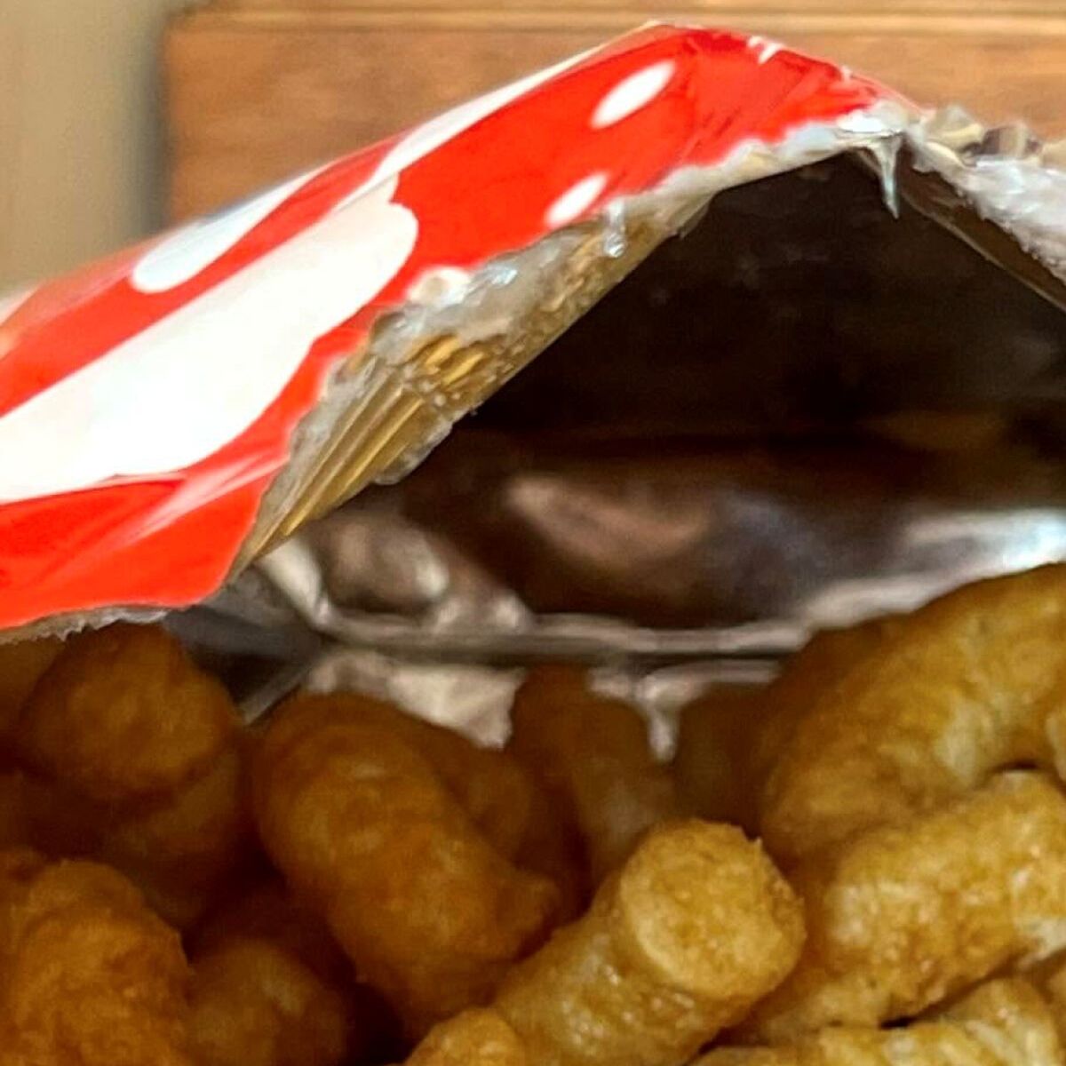 キャラメルコーンを開けたら……　「何これ！」混ざっていた“まさかのもの”に「初めて見た」「買いにいかなきゃ！」 | グルメ ねとらぼ