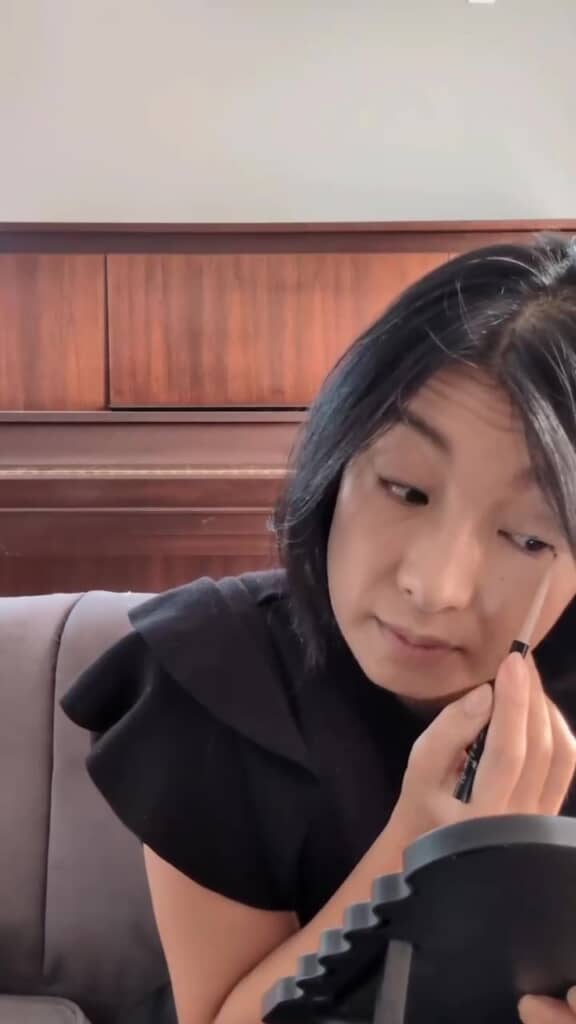 アイラインを引いて