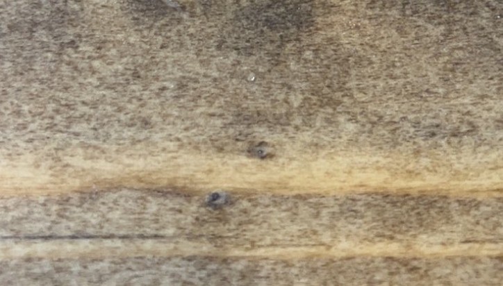 大きな木の机にある節目