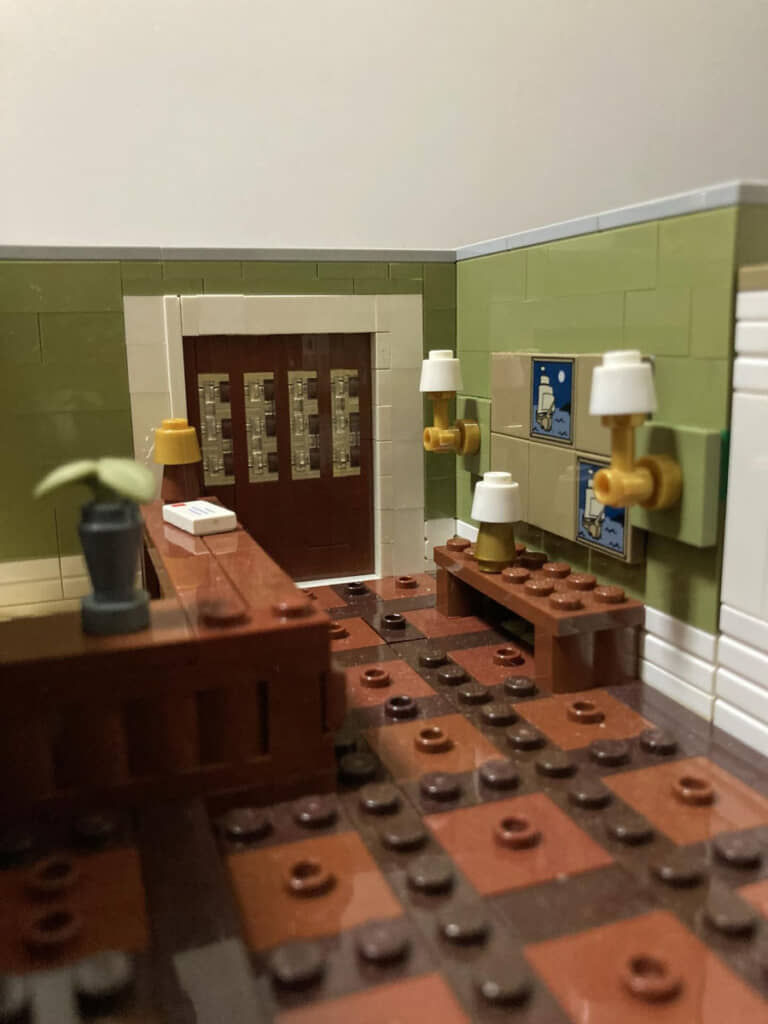 内装も驚きの細かさ。壁の照明や床の模様まで