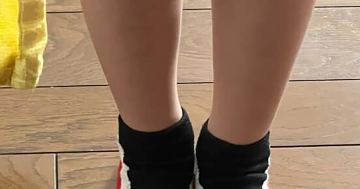 母「娘のこの靴下が1番可愛い」→「普通に黒い靴下やん！　と思いきや！！」　思わず二度見のビジュアルに「えっ！？」「かわいいww」（1/2） | ファッション ねとらぼ