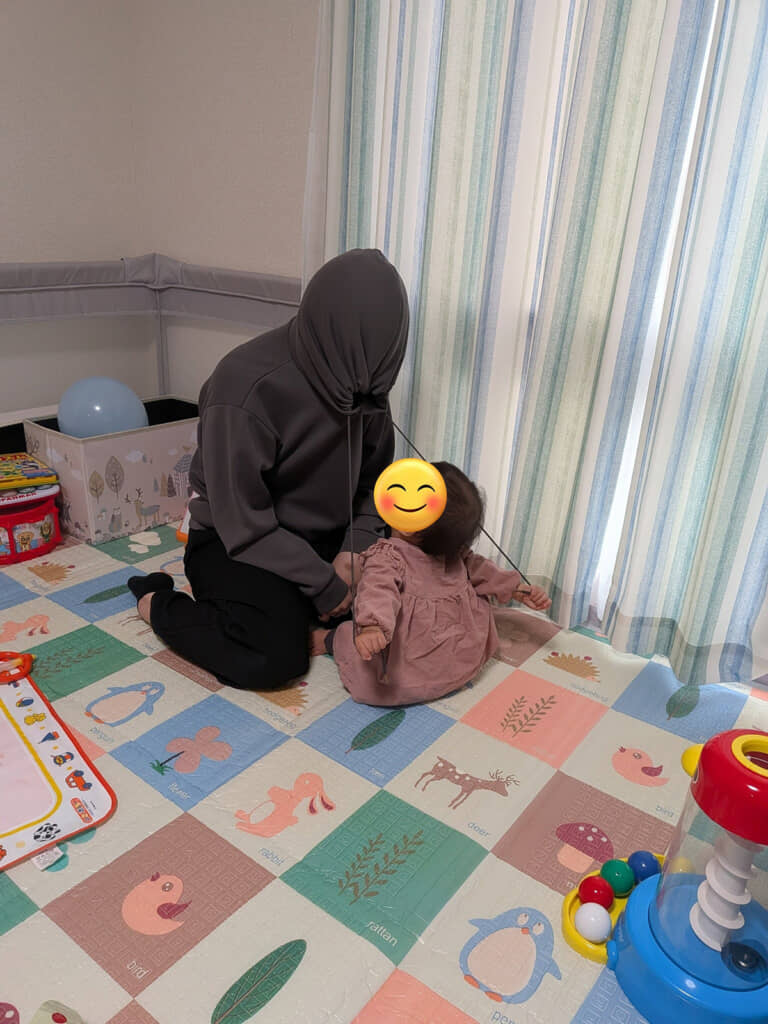 ママのパーカーの紐をギューーーーッ!!