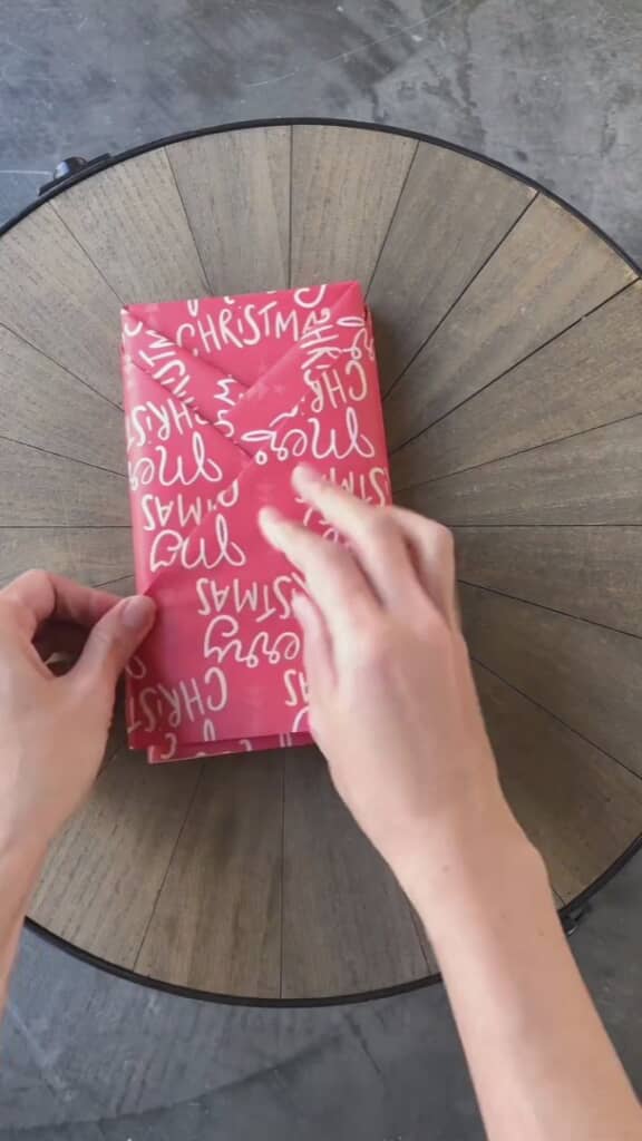 着物の襟元のような模様が美しい