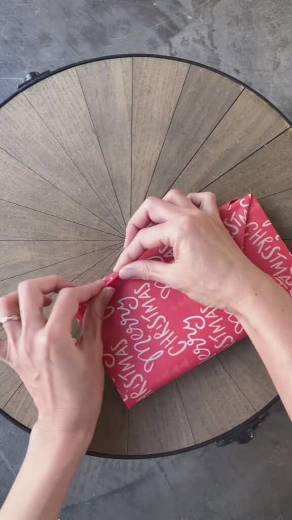 端の部分は折って隠します