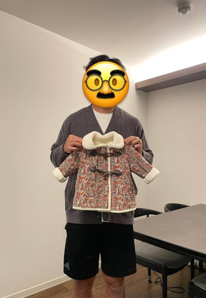 コートを手にするパパ