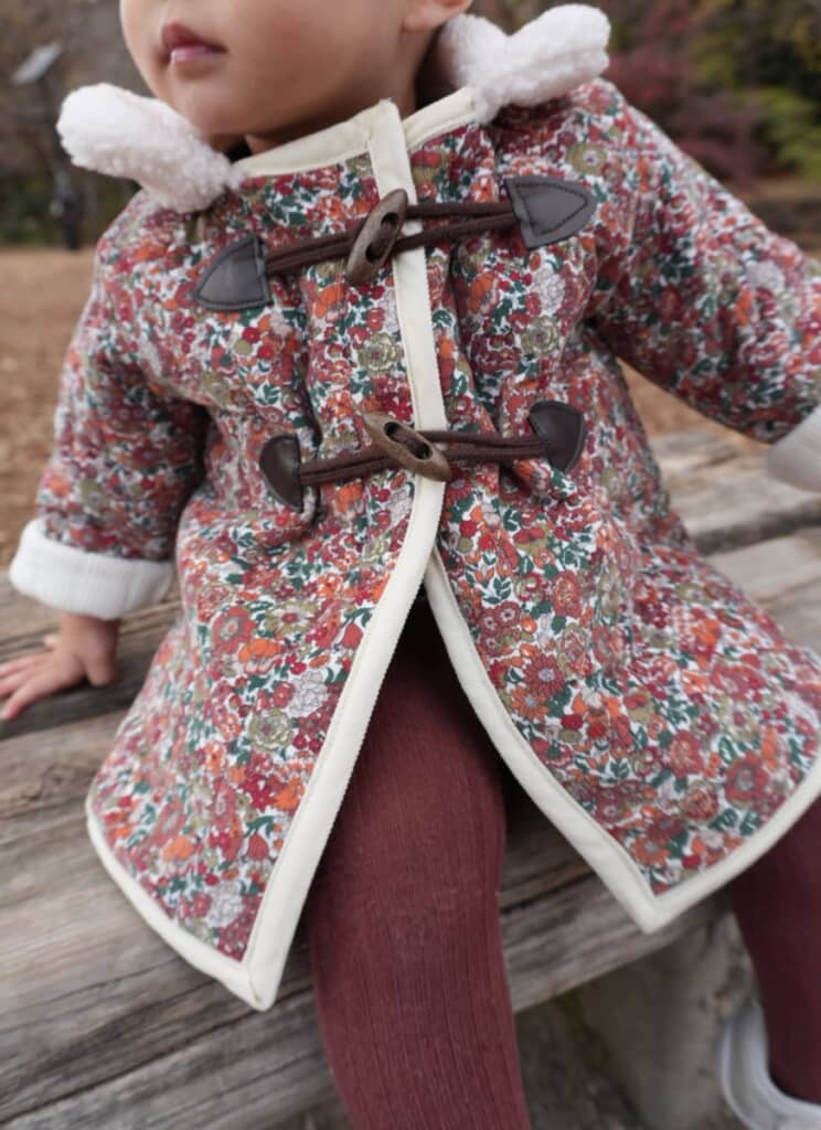 コートを着ている娘さん