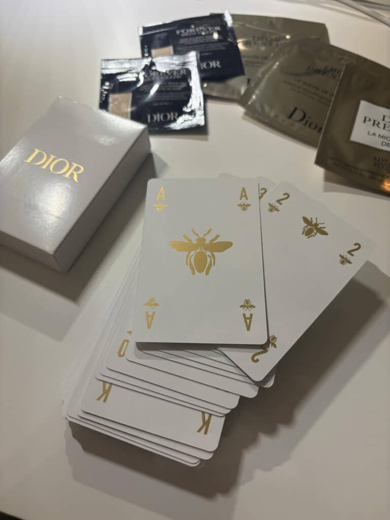 表側も独特の絵柄になっています。トランプ以外にもサンプル（試供品）も入っていたようです