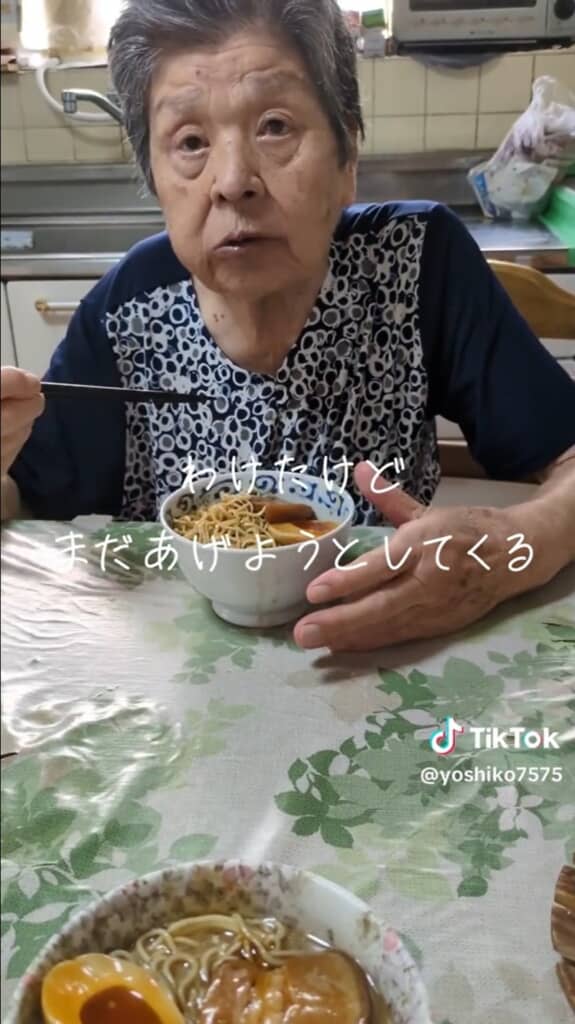 分け合った具をまだお孫さんにあげようとするヨシ子さん