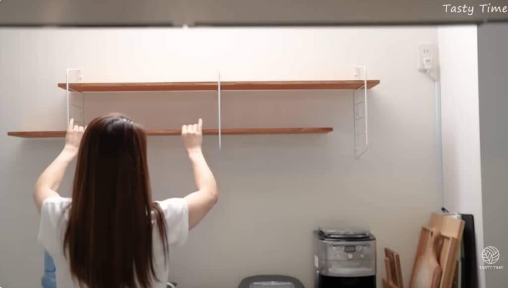 棚板をフレームにはめます