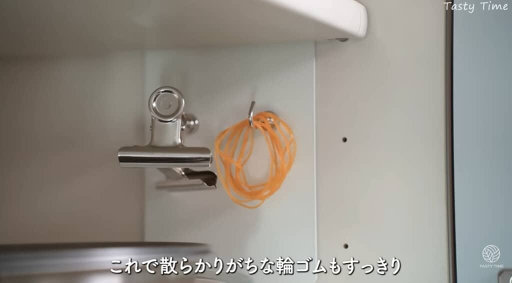 磁石付きのフックで輪ゴムかけを作りました