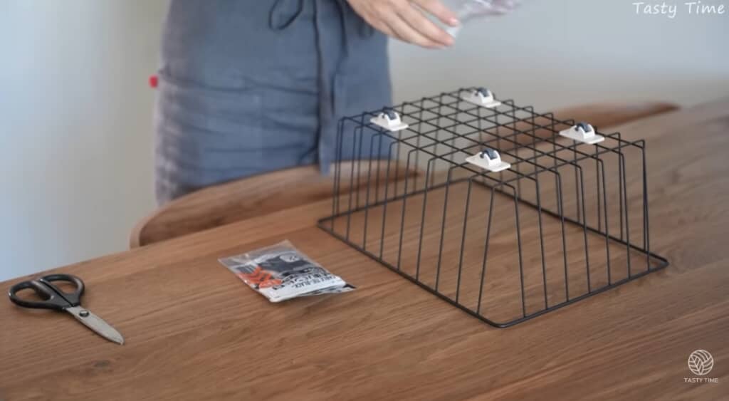 ワイヤーバスケットにローラーを取り付けます