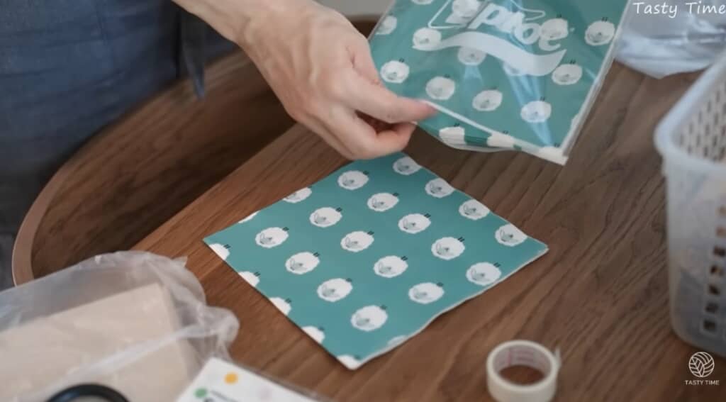 ジッパー付きの袋の下部にマスキングテープを貼り、一部をハサミでカットすると出しやすくなりました