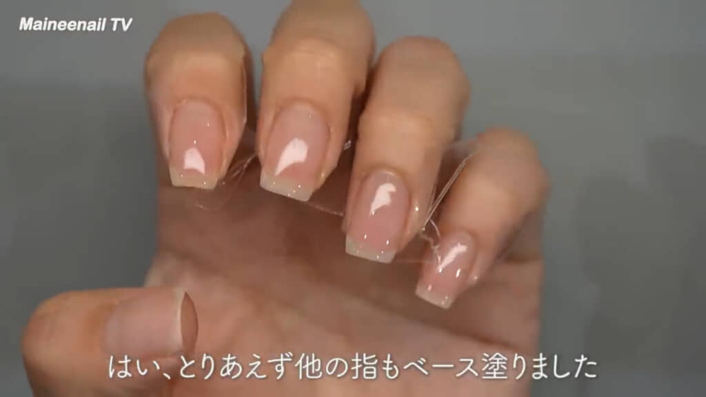 親指以外にベースを塗り終わった様子。表面がツヤツヤで美しい！