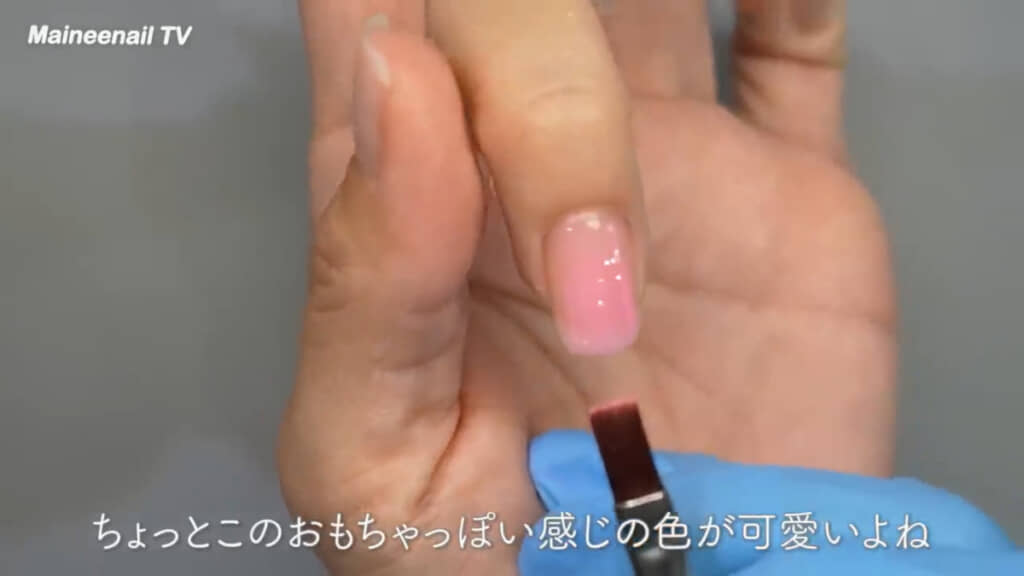 クリアでやさしいピンク色のベースカラーを塗っていく