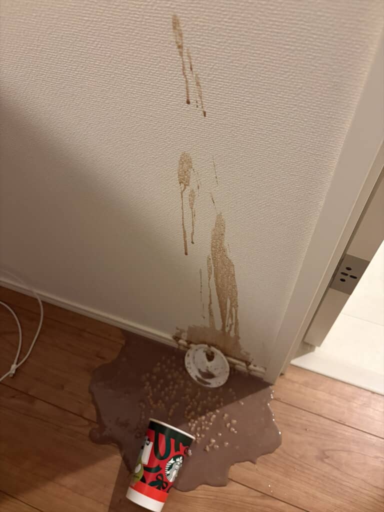スタバの新作を床にぶちまけた現場写真