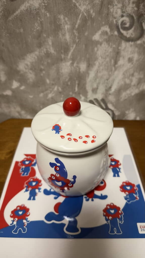 ミャクミャクとコミャクの絵はシールで追加