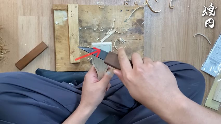しゃもじの先端を削る際は下から上へと小刀を動かす