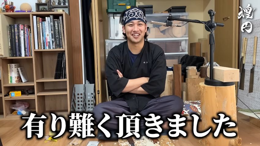 生徒からもらったアイヌの装身具マタンプシを頭に巻いた投稿者