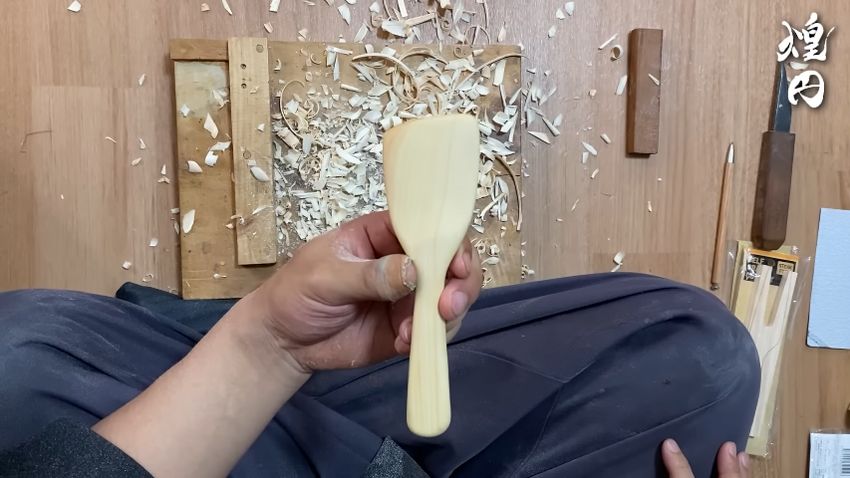 蜜ろうを塗って完成したしゃもじ