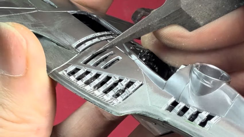 肉抜き部分から見える装甲を削ってシャープさを強める