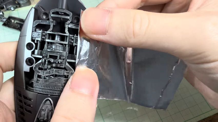 アルミテープを「N-1スターファイター」に貼り付ける