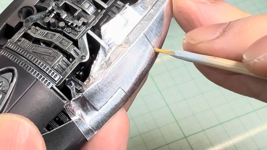 竹串でテープ表面をなぞり、機体のモールドを浮かび上がらせる