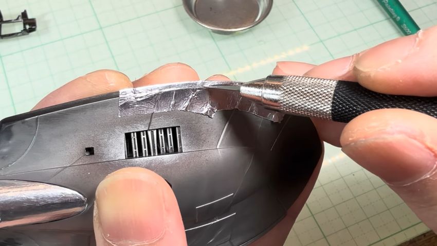 ナイフで余分なアルミテープをカットする様子