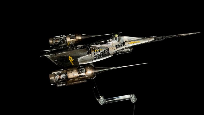 アルミテープをあちこちに貼って塗装を施した「N-1スターファイター」のプラモデル