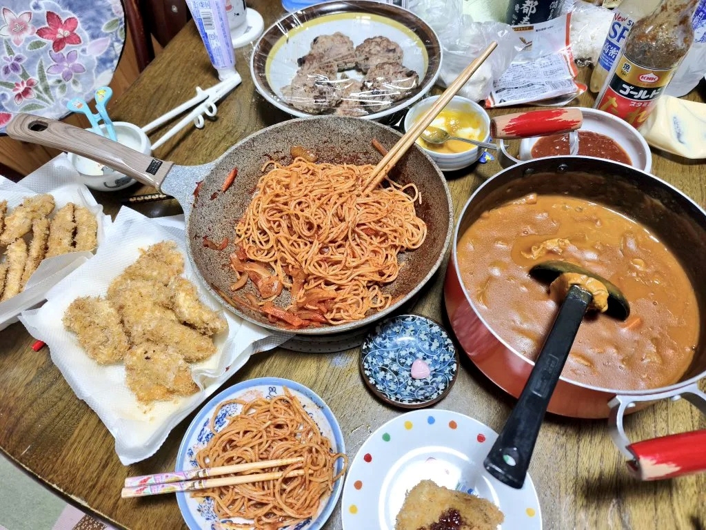 主力のおかずばかり並ぶ食卓