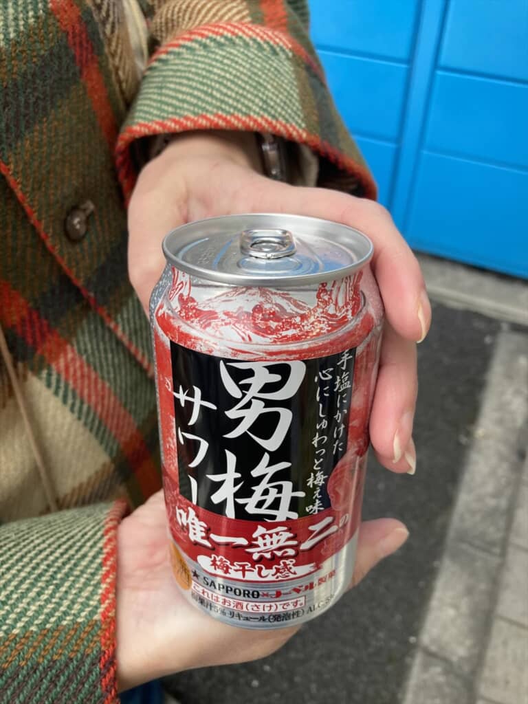 コンビニで買ったばかりの男梅サワー。350ミリ缶です