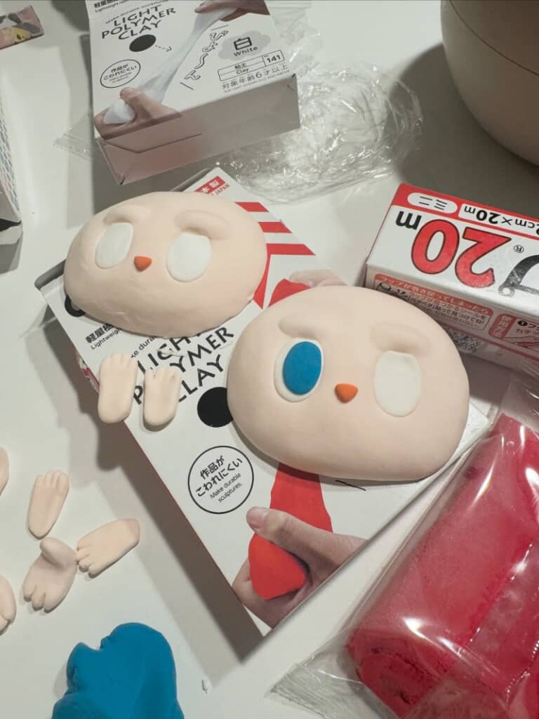 目や鼻に色を付け、小さな手足も作っていきます