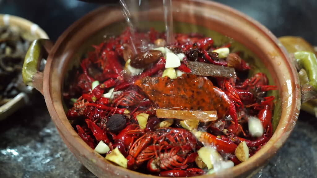 素揚げにしたザリガニを煮込む