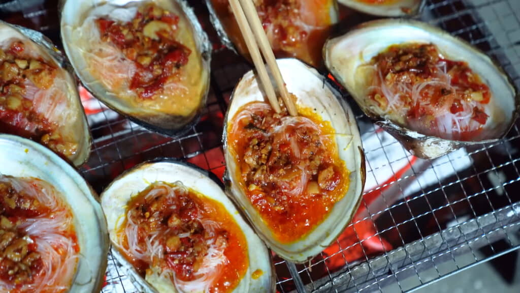 炭火で二枚貝を焼く