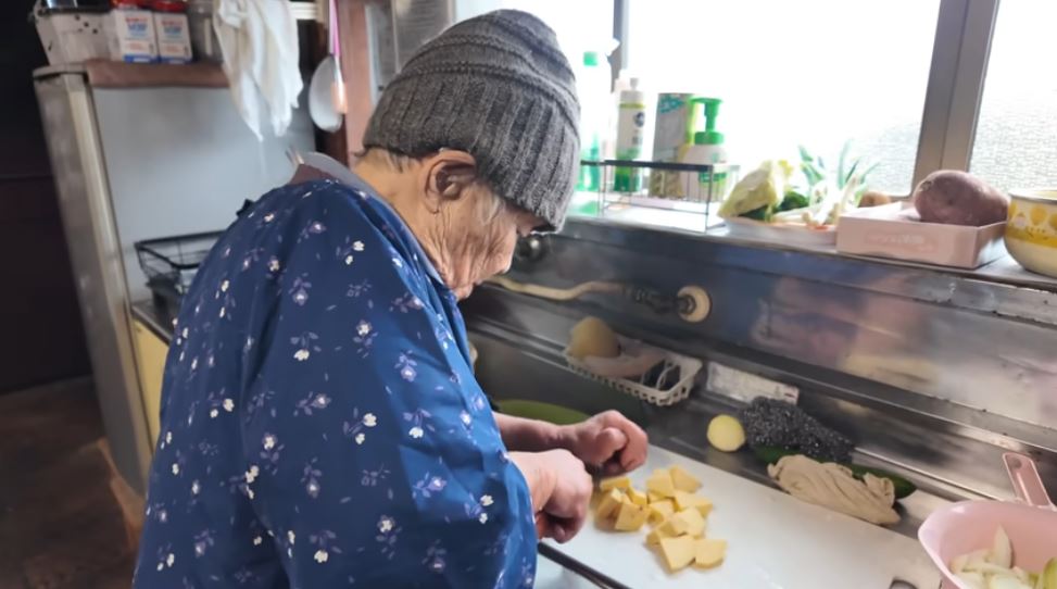 じゃがいもをカットする千代さん