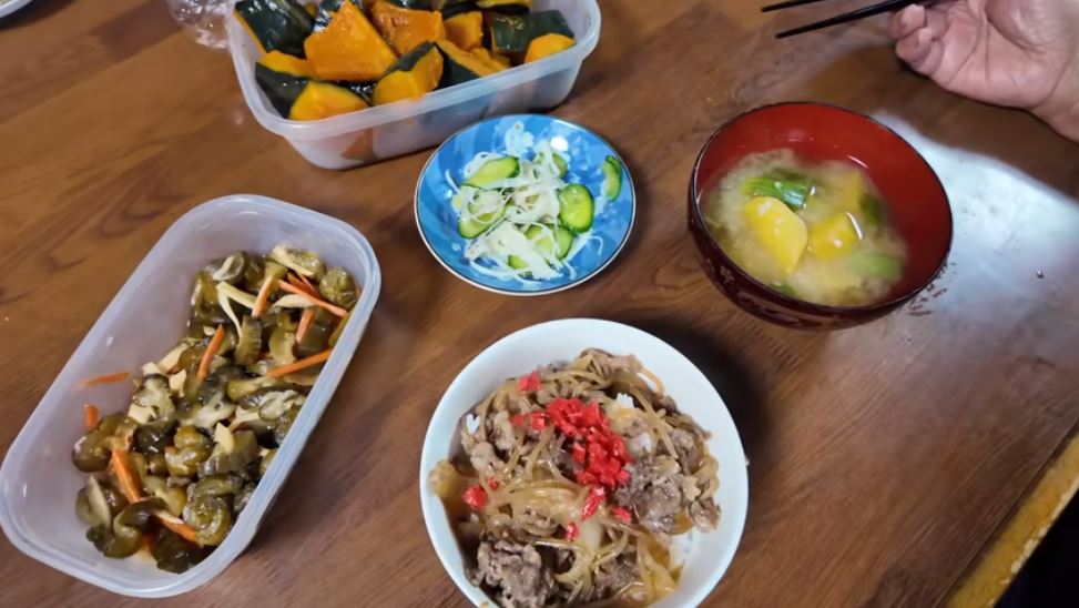 完成した牛丼などの食事