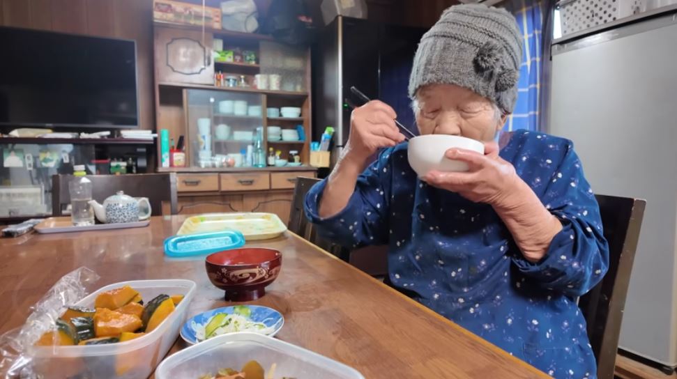 おいしそうに食べる千代さん