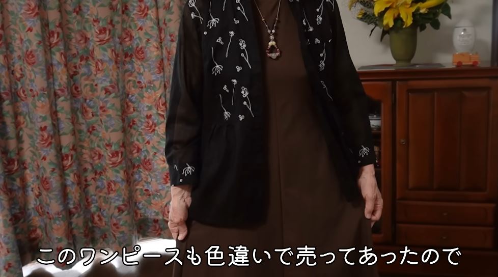 透け素材のカーディガン