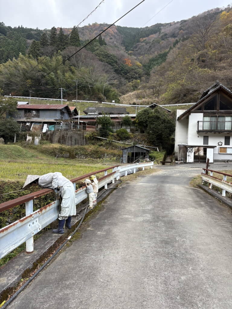 思わず「釣れますかー？」と聞きたくなる姿
