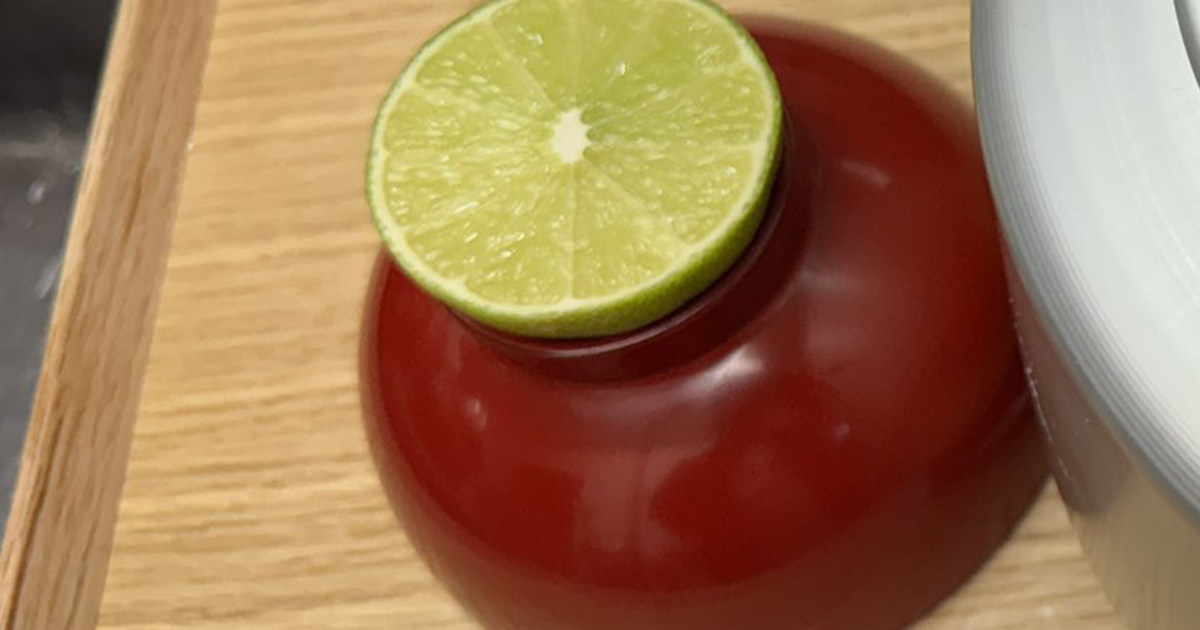 “高級日本料理”をやかんで作ってみたら……「なに食ったらこんなん思いつくんや」　710万表示の“衝撃ビジュアル”に「やば夢すぎ」「風情をガン無視」（1/2） | グルメ ねとらぼ