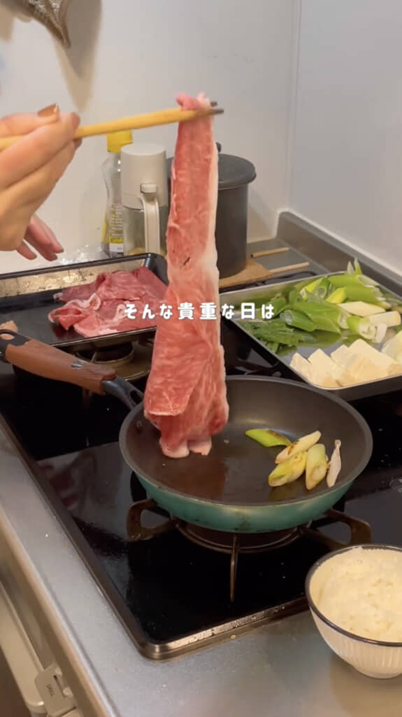 フライパンでお手軽すき焼きスタート
