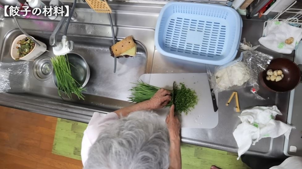 ニラをカットするおばあちゃん