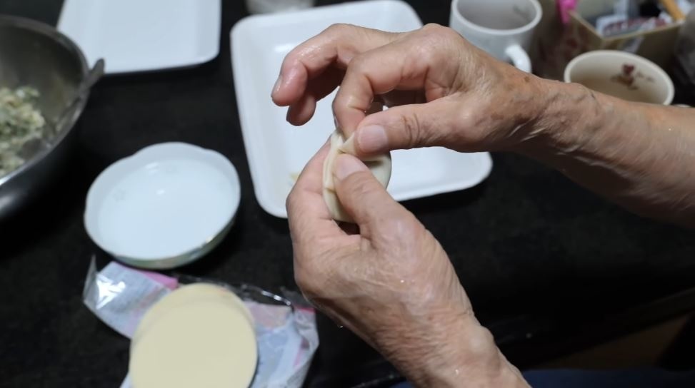 餃子のヒダを作る