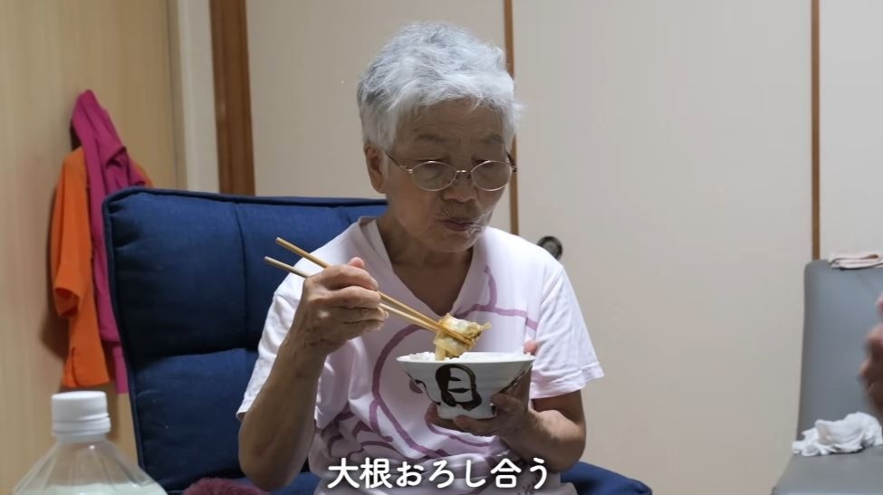 おいしそうに食べるおばあちゃん