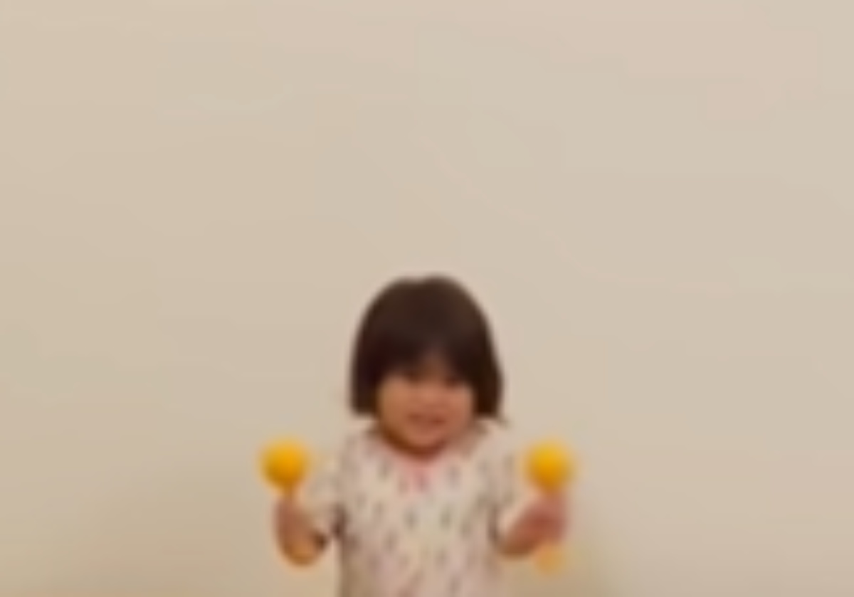 寝る直前の2歳娘、“パパだけに見せた姿”が102万再生　「天性のアイドル現る」「ほんと2歳って妖精さん」（1/3） | 育児 ねとらぼ