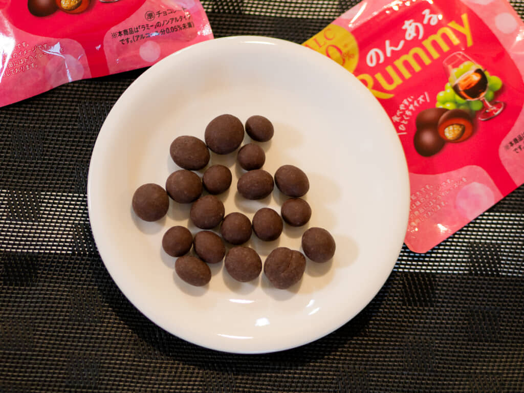 一口サイズののんあるラミーをパウチからお皿に出して並べた