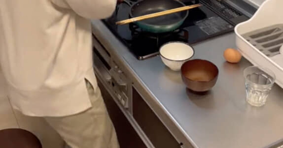 夫が飲み会の夜→妻が「やっちゃいます」とキッチンで……　こっそり用意した“まさかの光景”に「最高！」「人生はコレでいい」（1/2） | グルメ ねとらぼ