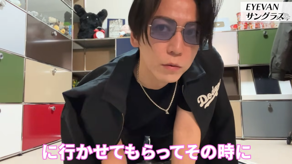 サングラスを着用