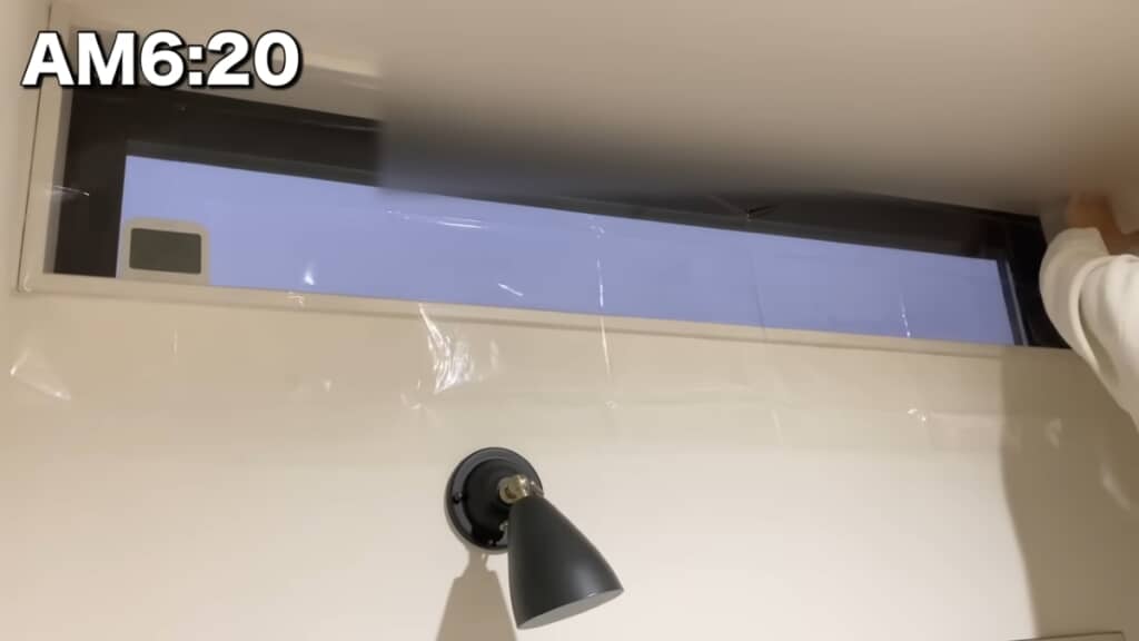 ゲル粘着テープで窓の上枠に貼りました