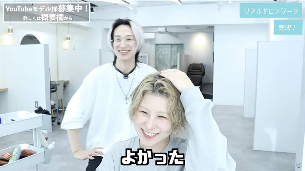 笑顔を見せる女性