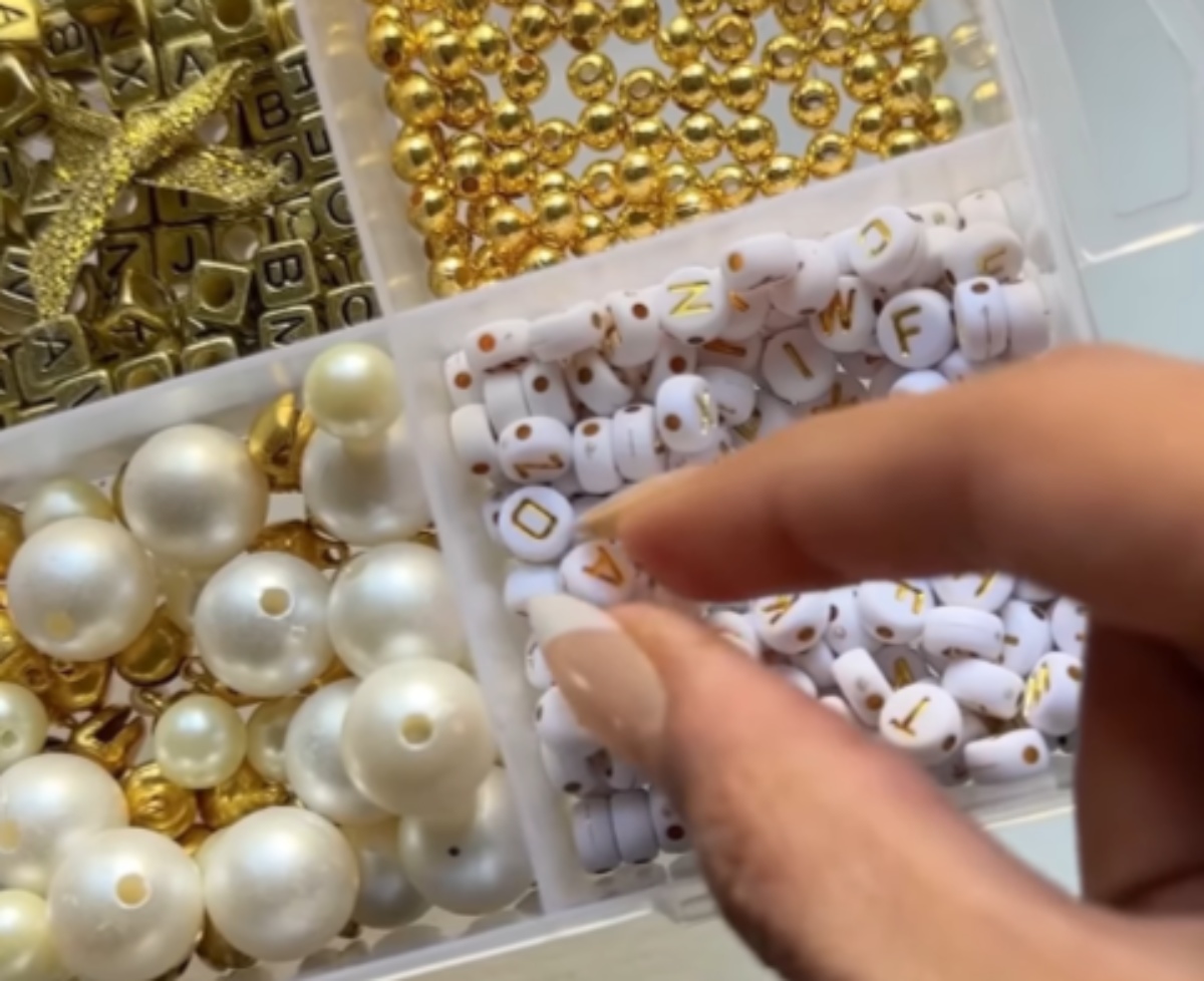 厚紙に“ポチポチ”穴を開け、糸とビーズを通したら……「これは思いつかない！」　季節感あふれる完成品に反響【海外】（1/3） | ハンドメイド ねとらぼ